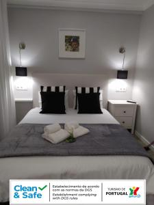 ナザレにあるFerhouseDreams-Praiaのベッドルーム1室(大型ベッド1台、枕2つ付)