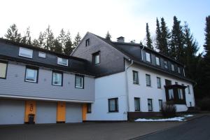 un gran edificio blanco con techo negro en Cozy Braunlage en Braunlage