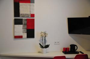 Televiisor ja/või meelelahutuskeskus majutusasutuses Hotel B54 Heidelberg City Center