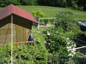 un jardín con una casa y una meta en Ferienwohnung Arnold, en Coblenza