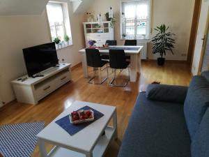 - un salon avec un canapé et une table dans l'établissement Ferienwohnung Eifelgold Esch, à Esch