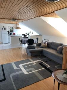 sala de estar con sofá y mesa en Sleep & Coffee Apartments, en Præstø