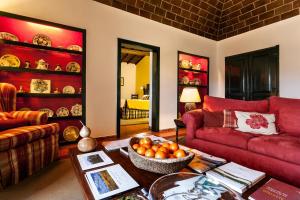 uma sala de estar com sofás vermelhos e uma mesa em Quinta Da Espada em Évora