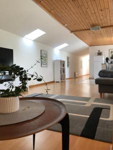 sala de estar con mesa y sofá en Sleep & Coffee Apartments, en Præstø