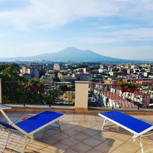 einen Balkon mit 2 Stühlen und Stadtblick in der Unterkunft B&b La Magnolia in Castellammare di Stabia