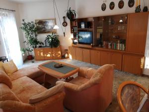 een woonkamer met een bank en een tafel bij Ferienwohnung Törpsch in Pirna