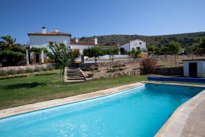 una gran piscina frente a una casa en Palacio Viejo de Las Corchuelas en Torrejón el Rubio