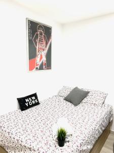 a bed in a room with a poster on the wall at Estudio en Goya frente al wizink center in Madrid