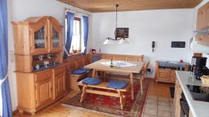 Kuchyň nebo kuchyňský kout v ubytování Haus Bergblick
