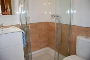 Koupelna v ubytování Gestiona2R - La Casina de Cirieñu, ideal para desconectar + 25 fotografií