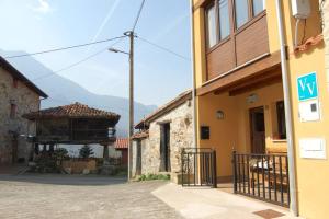 un edificio con un cartel en el costado en La Casina de Cirieñu, en Pen