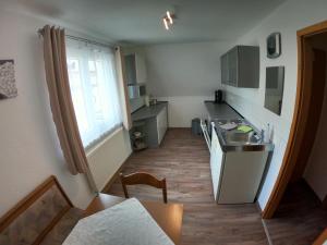 a small kitchen with a sink and a counter at "Onkel Tom's Hütte" in Altendorf