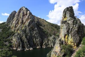 
a mountain range with a river and mountains at Palacio Viejo de Las Corchuelas in Torrejón el Rubio
