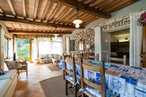una cucina e un soggiorno con tavolo e sedie di Villa Ray Beach a Capoliveri