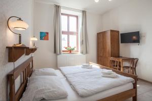 Postel nebo postele na pokoji v ubytování Penzion a restaurace U Hájků