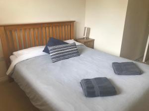 ein Bett mit zwei Handtüchern darüber in der Unterkunft The Fairways in Portsmouth