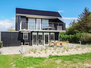 Hemmetにある6 person holiday home in Hemmetの黒い家