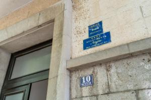 un edificio con letreros de la calle a un lado en Apartments Naja, en Split