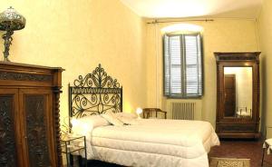 a bedroom with a large bed and a mirror at Residenza Sant'Emiliano in Trevi