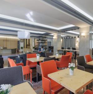 Bacoli Hotel tesisinde bir restoran veya yemek mekanı