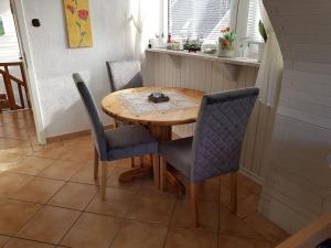 a wooden table and chairs in a kitchen at Ferienwohnung Stanke in Büdelsdorf