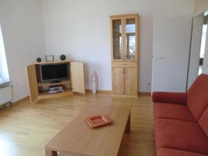 โทรทัศน์และ/หรือระบบความบันเทิงของ Ferienwohnung Ostseeglück in der Villa Marie
