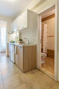 una cocina con fregadero y inodoro en Apartments Flora 1, en Burgas