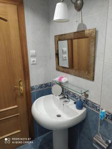 y baño con lavabo y espejo. en El Rinconcito de las Teñas, en Ezcaray