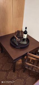 紹澤杜爾克西的住宿－Chalet La Cometa，一张桌子,上面放着一瓶葡萄酒和鞋子