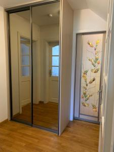a room with a glass door and a door with a window at Baltas apartamentas in Juodkrantė