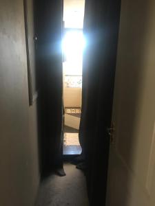 uma porta para um quarto com a luz a entrar em Luc's Place, jaccuzi, waterbed em Zoeterwoude