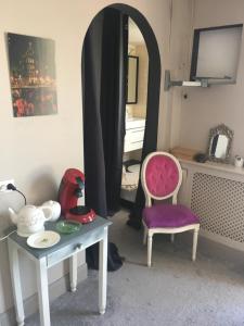 um quarto com uma mesa, um espelho e uma cadeira em Luc's Place, jaccuzi, waterbed em Zoeterwoude