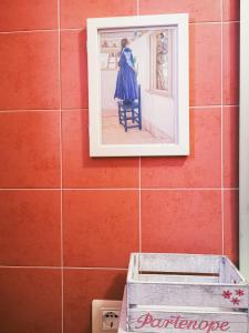 サンタ・マリア・ディ・カステッラバーテにあるLe Sirene Castellabateの青い服装の女性絵画