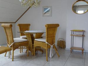 une salle à manger avec une table, des chaises et un lustre dans l'établissement Ferienwohnung Hasetal, à Herzlake