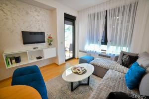 a living room with a couch and a table at Apartman Silver Lux in Zlatibor