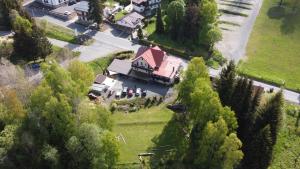 - une vue aérienne sur une maison avec une cour dans l'établissement Pension Aura Špičák, některé pokoje se saunou, à Železná Ruda