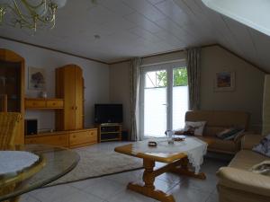 ein Wohnzimmer mit einem Sofa und einem Tisch in der Unterkunft Ferienwohnung Hasetal in Herzlake
