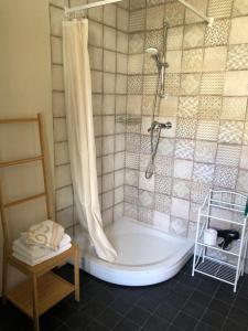y baño con bañera y ducha con cortina de ducha. en Sisters Beach Apartments, en Liepāja 33 fotos más