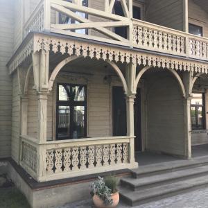 un edificio con un balcón ornamentado en una casa en Sisters Beach Apartments, en Liepāja