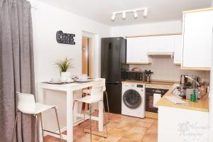 Kuchyň nebo kuchyňský kout v ubytování Exclusive Apartments Lisbon - Charneca de Caparica