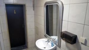 a bathroom with a sink and a mirror at Gästezimmer I Neo1 in Staufenberg +2 photos