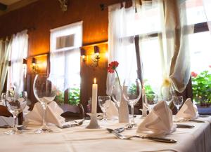 a table with wine glasses and a candle on it at EulenNest in Laubach