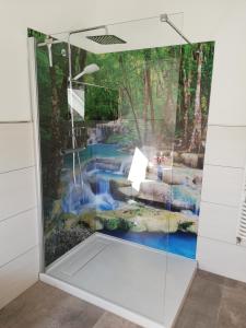 ein Wandbild eines Wasserfalls im Wald in der Unterkunft Emmerich s neu errichtete DG-Wohnung in Bad Wildungen