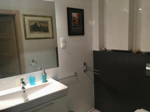 a bathroom with a sink and a mirror at Apartament Środziemnomorski in Jastrzębia Góra