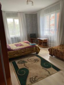 ein Schlafzimmer mit 2 Betten und einem Teppich auf dem Boden in der Unterkunft Resthouse in Truskawez