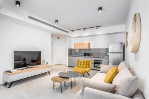 Η κουζίνα ή μικρή κουζίνα στο Stunning 1 BDR with balcony on Sheinkin st +10 φωτογραφίες