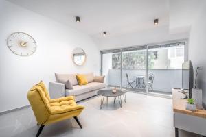 Χώρος καθιστικού στο Stunning 1 BDR with balcony on Sheinkin st