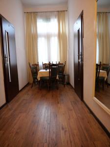 a dining room with a table and chairs and a mirror at Pokoje Szczawnica Centrum - duży ogród in Szczawnica