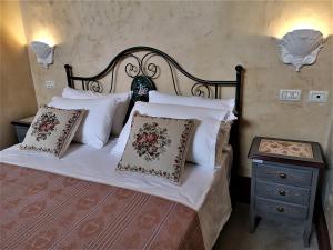 マティーノにあるA locanda tu marcheseのベッドルーム(白い枕の大型ベッド1台付)
