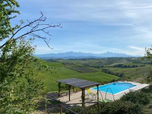 een zwembad met uitzicht op de glooiende heuvels bij Casa Cologna Appartementen in Roseto degli Abruzzi
